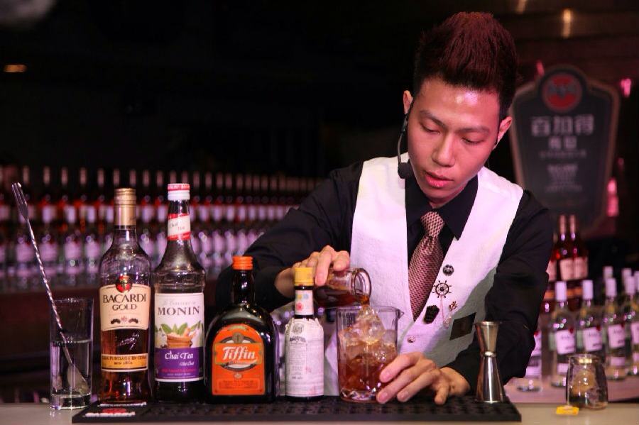 深圳寶安餐吧招聘調(diào)酒師一名，薪資（5500-7000）